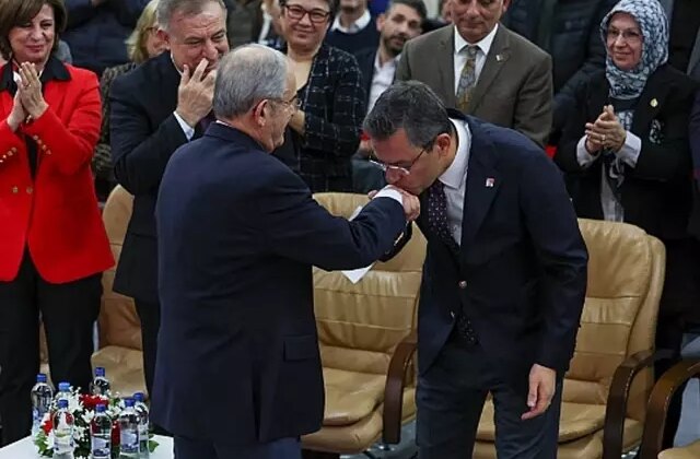 Yılmaz Büyükerşen siyaseti bıraktı