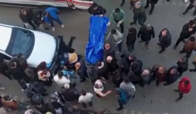 Yol ortasında eşini bıçaklayarak öldürdü