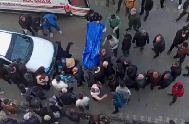 Yol ortasında eşini bıçaklayarak öldürdü