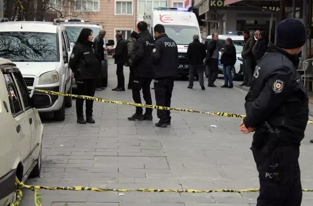 Yoldan geçenleri bıçakladı: 1’i ağır 3 yaralı