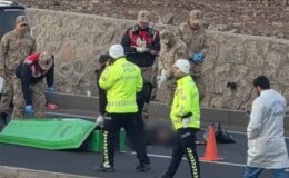 Yolun karşı tarafına geçmek isterken 2 aracın çarptığı adam hayatını kaybetti