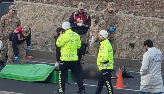 Yolun karşı tarafına geçmek isterken 2 aracın çarptığı adam hayatını kaybetti