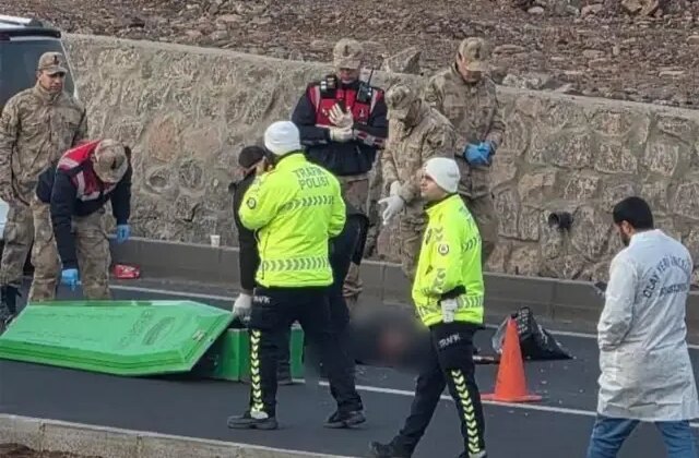 Yolun karşı tarafına geçmek isterken 2 aracın çarptığı adam hayatını kaybetti