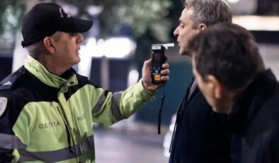 Yunanistan’da olay görüntü! Başbakanı durdurup alkolmetre üflettiler