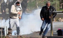 Yunanistan’ın Girit Adası’nda çiftçiler havalimanını basıp polisle çatıştı