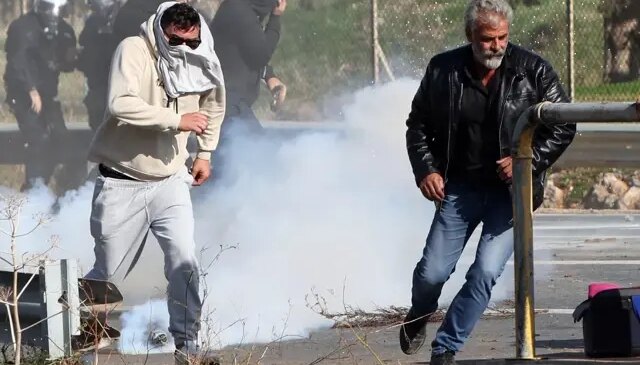 Yunanistan’ın Girit Adası’nda çiftçiler havalimanını basıp polisle çatıştı