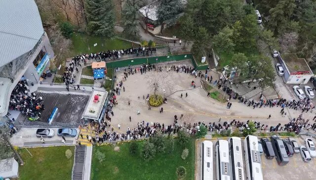 Yüzlerce metre kuyruk oluşuyor, herkes aynı şeyi istiyor