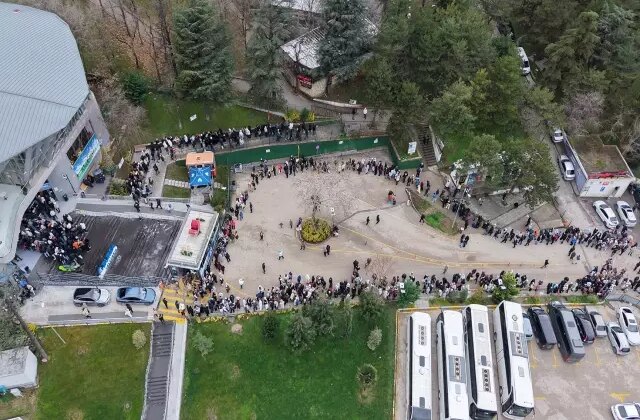 Yüzlerce metre kuyruk oluşuyor, herkes aynı şeyi istiyor