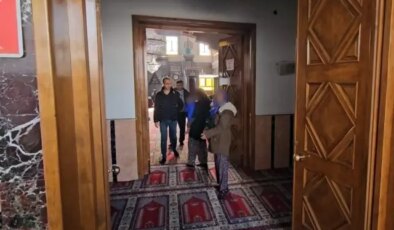 Zabıtayı gören dilenciler camiye kaçıp cemaatin arasına karıştı