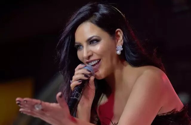 Zara’dan iddialı selfie: Göğüs detayı ön planda