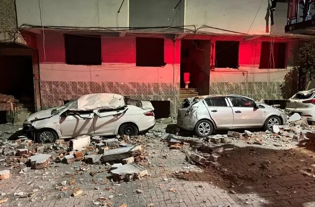 Binanın çatısından kopan parçalar araçları hurdaya çevirdi