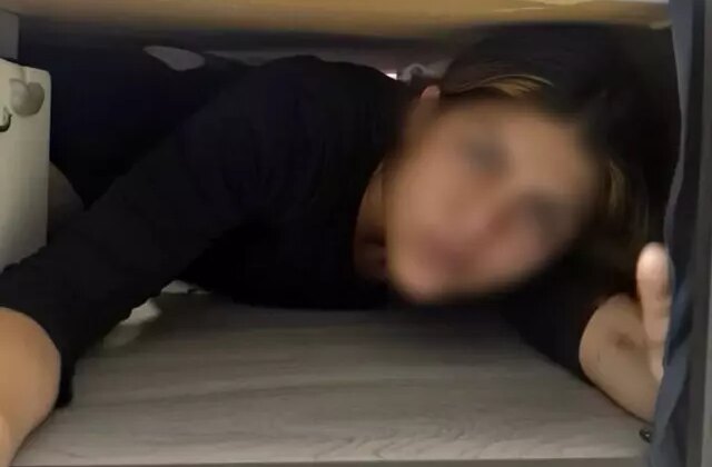 107 suç kaydı olan kadın hırsız, polis baskınında baza altında yakalandı