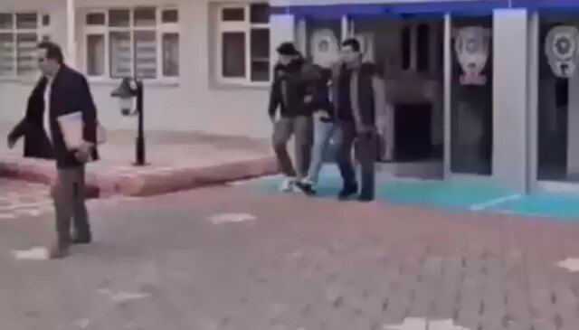 Bu bir çocuk! “Zengin olma” vaadine kandı, babasının başını yaktı