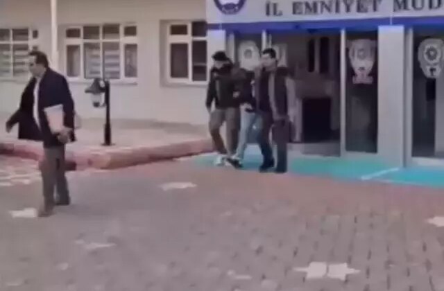 Bu bir çocuk! “Zengin olma” vaadine kandı, babasının başını yaktı