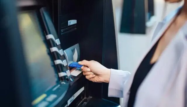 261 yıllık dev banka onlarca şubesini kapatıyor