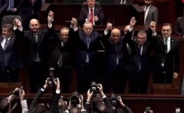 3 milletvekili AK Parti’ye katıldı! Rozet takılırken böyle selam verdi