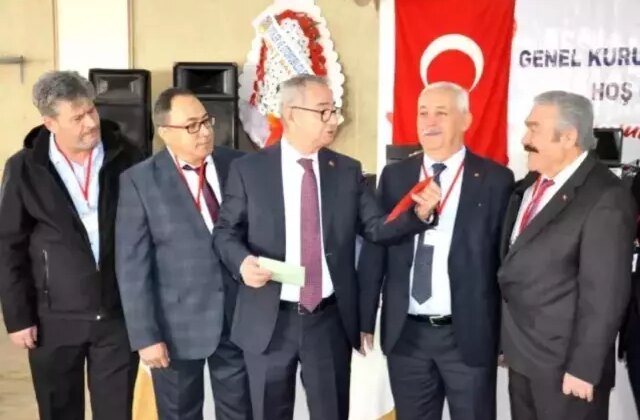 30 yıldır başkanlık yapıyordu! Yine seçildi