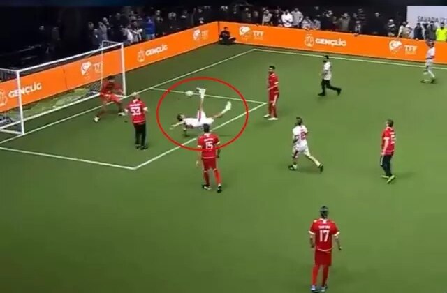 44 yaşındaki Volkan Demirel’den muhteşem röveşata golü