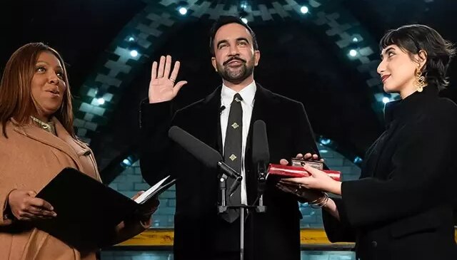 ABD’de tarihi yemin! Mamdani Kur’an-ı Kerim’e el basarak göreve başladı