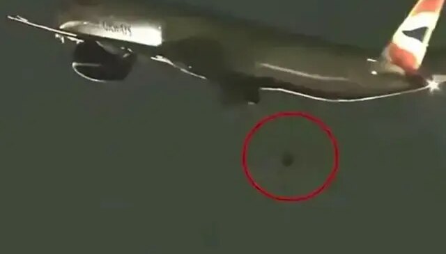 Kalkış yapan yolcu uçağının tekerleği düştü