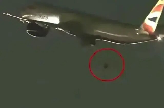 Kalkış yapan yolcu uçağının tekerleği düştü