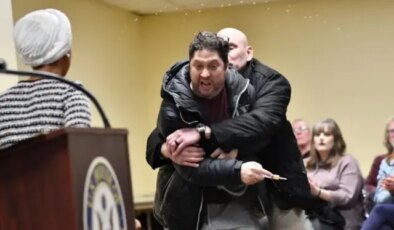 ABD’li siyasetçiye elma sirkesiyle saldıran kişi hakim karşısına çıkacak