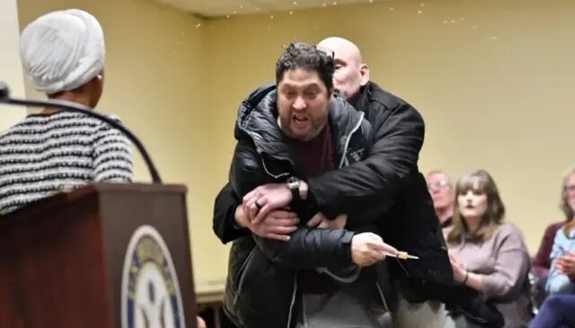 ABD’li siyasetçiye elma sirkesiyle saldıran kişi hakim karşısına çıkacak