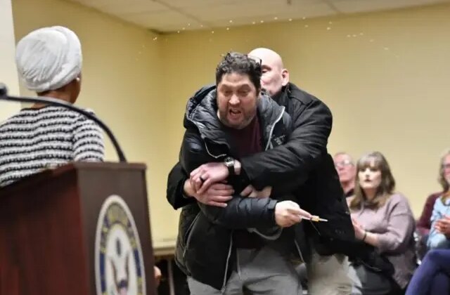 ABD’li siyasetçiye elma sirkesiyle saldıran kişi hakim karşısına çıkacak