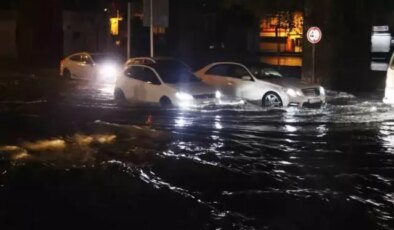 Adana’da sağanak yağış etkili oldu, otomobiller sular altında kaldı