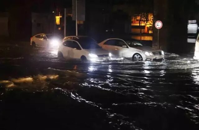 Adana’da sağanak yağış etkili oldu, otomobiller sular altında kaldı