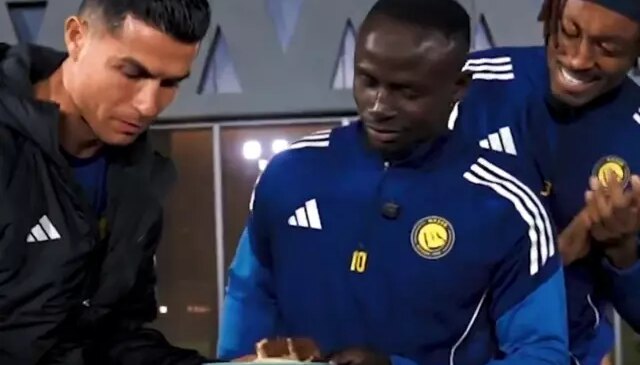 Afrika Uluslar Kupası Şampiyonu Sadio Mane’yi krallar gibi karşıladılar