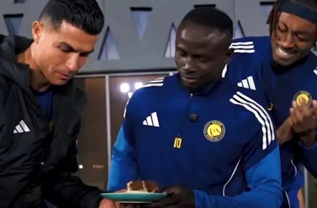 Afrika Uluslar Kupası Şampiyonu Sadio Mane’yi krallar gibi karşıladılar