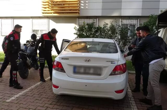 Ağabeyi ile diğer ağabeyinin eşini otomobilde görünce kurşun yağdırdı