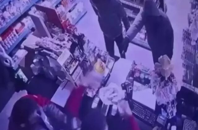 Akaryakıt istasyonundan gasbettikleri paraları başka bir akaryakıt istasyonunda harcamışlar