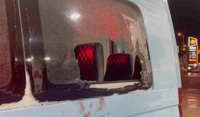 Alkolmetreyi üflememek için direndi, dolmuşun camını kafasıyla kırdı