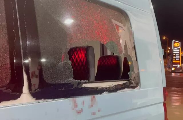 Alkolmetreyi üflememek için direndi, dolmuşun camını kafasıyla kırdı