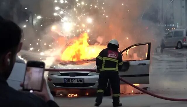 Amasya’da otomobil alev alev yandı, patlamalar korkuttu