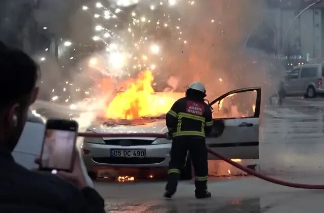 Amasya’da otomobil alev alev yandı, patlamalar korkuttu