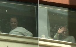 Ameliyat masasına yatacak olan Murat Çalık hastane camından el salladı