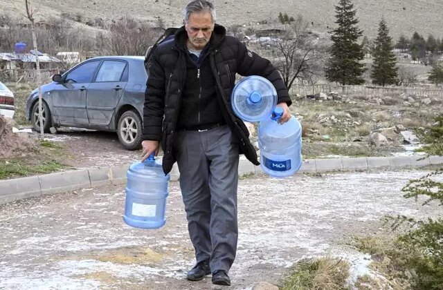 Ankara’da su kesintisinden etkilenen vatandaşlar çeşmelerden su temin ediyor
