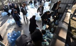 Ankara’daki kesintiler nedeniyle vatandaşlar çeşmelerden su dolduruyor