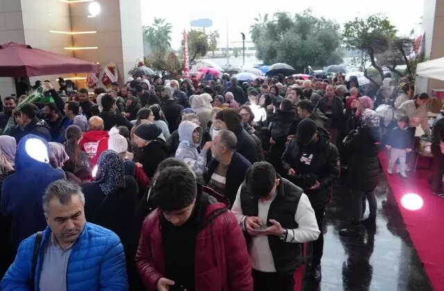 2 bin kişiye verileceğini duyan akın etti! Saatlerce yağmur altında beklediler