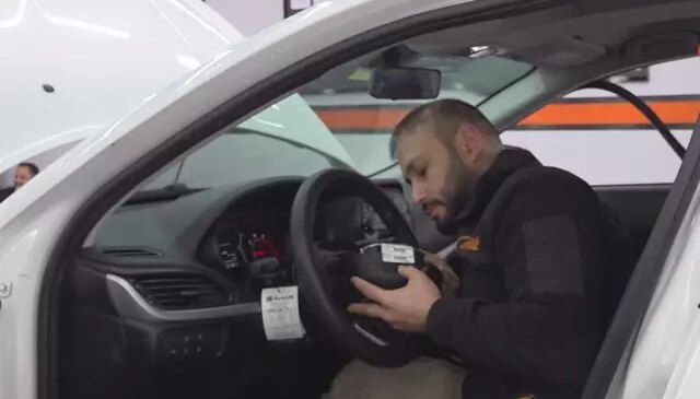 Aracını satmak isterken alıcıya cebinden para verdi! Eksperde dünyası başına yıkıldı