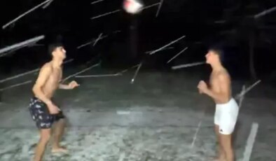 Arda Güler ve Yiğit Efe Demir, karda üstsüz futbol oynadı