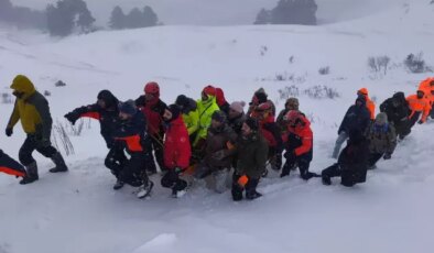 Artvin’de çığ altında kalan çobanı arama çalışmalarına ara verildi