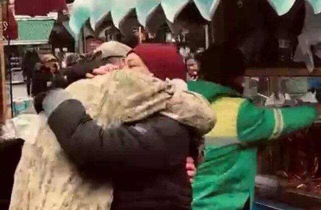 Askerde sandığı oğlunu karşısında gören anne duygulandı