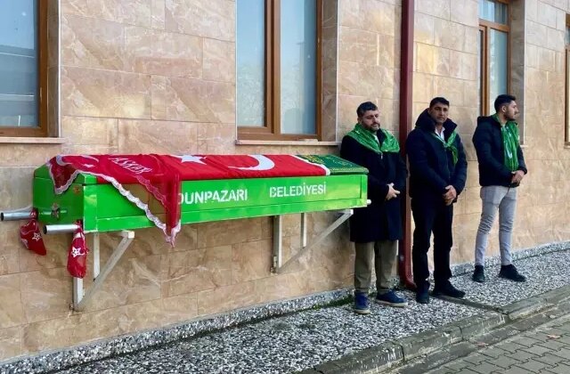 Askere gidecekti, tabutuna “O şimdi asker” yazılı tülbent serildi