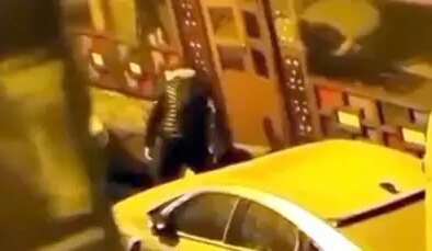 Avcılar’da sokak ortasında şiddet: Kadına tekme tokat saldırdı