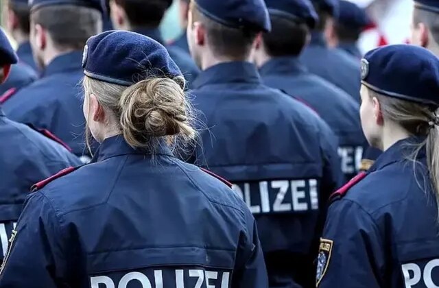 Avusturya polisinde çıplak fotoğraf skandalı: Merakı işinden ediyordu!