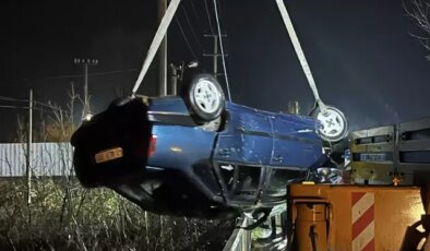 Baba ve oğlu çaya düşen otomobilde hayatını kaybetti